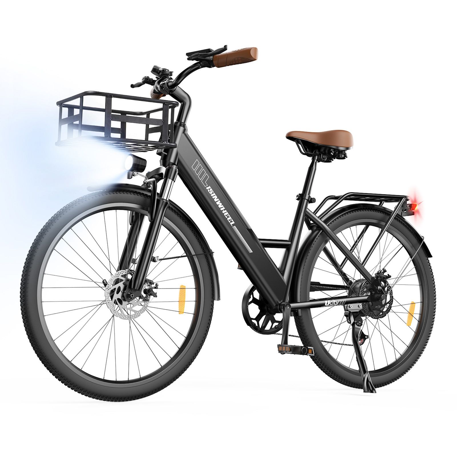 Schwarzes E-Bike mit Korb, braunem Sattel und Lenker. Scheinwerfer und Rücklicht sind eingeschaltet.