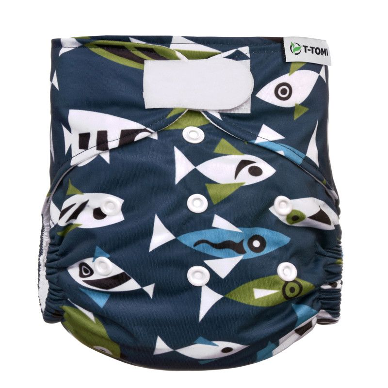 Stoffwindel mit Klettverschluss und Fischmuster. Dunkelblauer Hintergrund, weiße, blaue und grüne Fische. T-TOMI Logo.