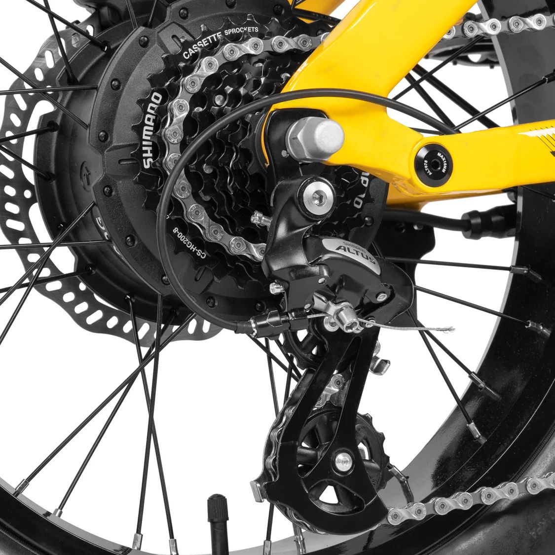 Nahaufnahme des Hinterrads einer E-Bike. Shimano-Schaltwerk, Kette, Bremsscheibe.