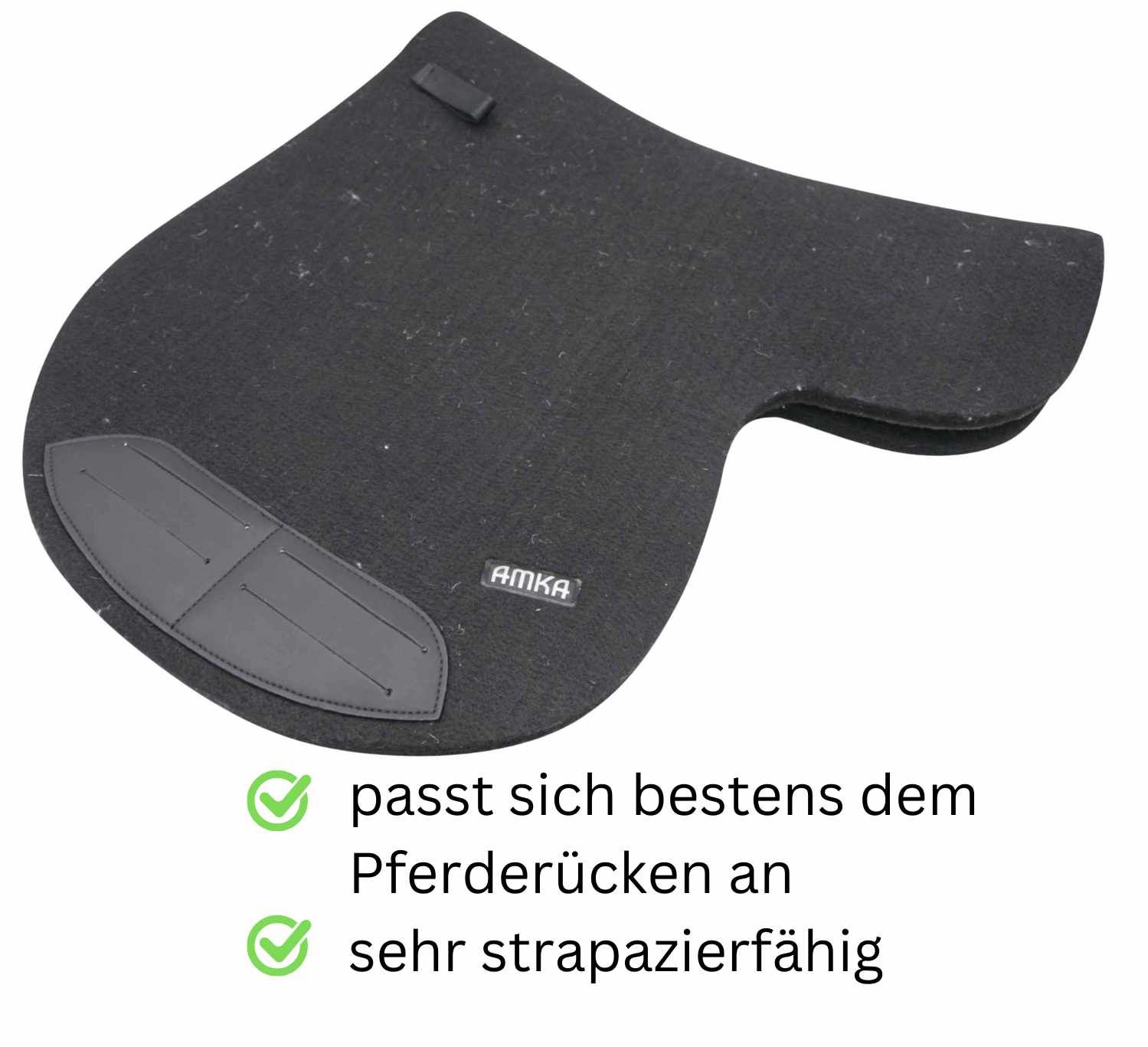 Schwarze Satteldecke mit AMKA-Logo. Text: Passt sich dem Pferderücken an, sehr strapazierfähig. Grüne Häkchen.