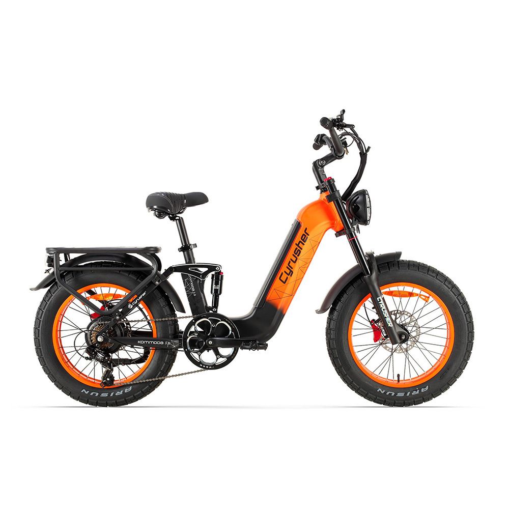Orangefarbenes E-Bike mit schwarzen Elementen. Marke Cyrusher. Breitreifen, Gepäckträger, Scheinwerfer.