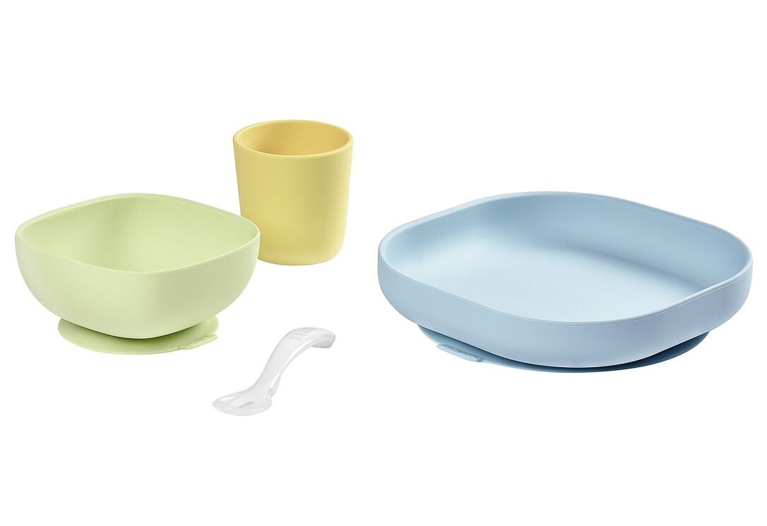 Vierteiliges Geschirrset. Enthält Teller, Schüssel, Becher und Löffel. Farben: Blau, Grün und Gelb. Löffel mit Logo.