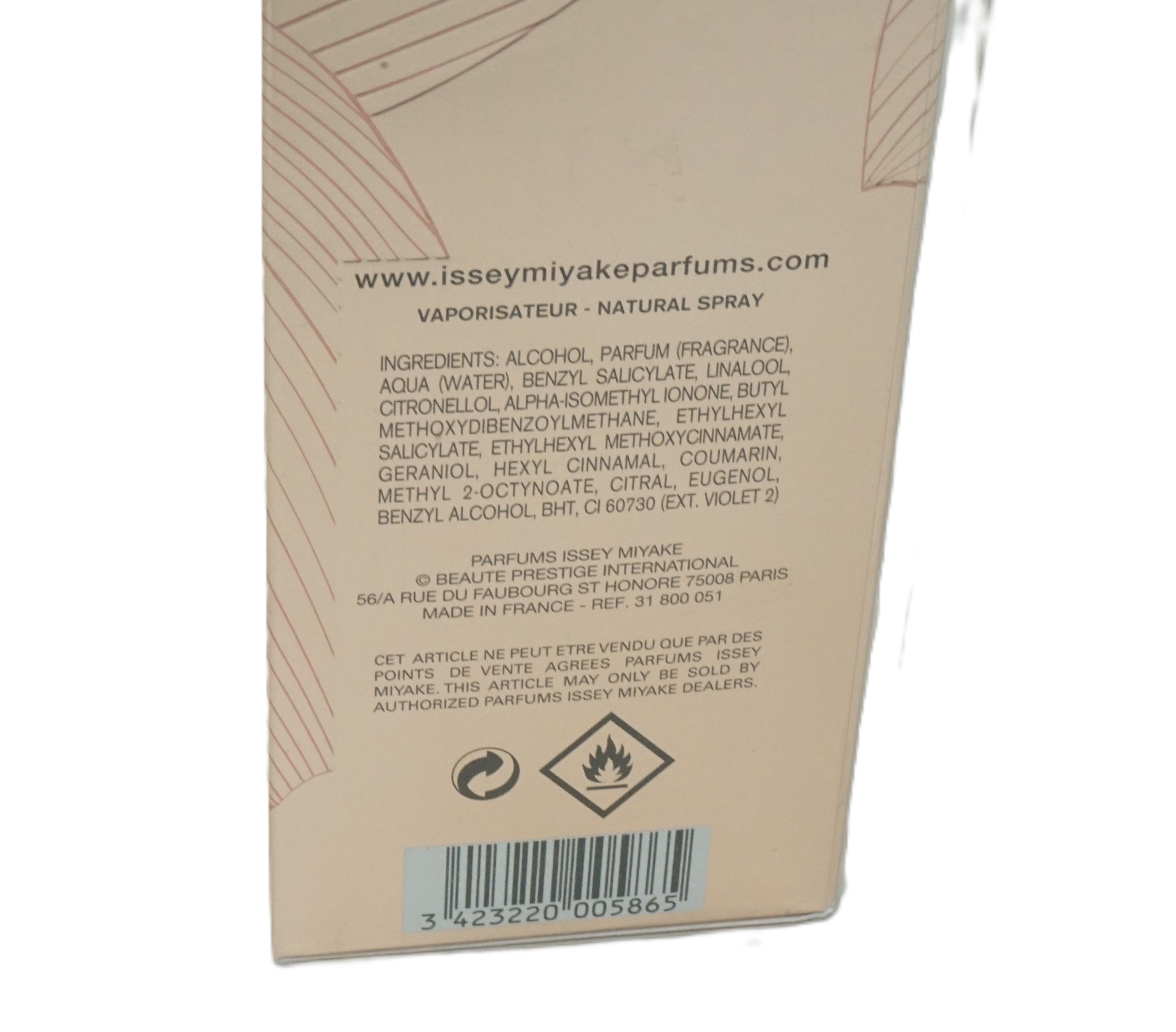 Parfümverpackung. Text: Issey Miyake, Nectar D'Issey, Première Fleur. Goldfarbenes Design mit floralem Muster. 90ml, 3 fl.oz.