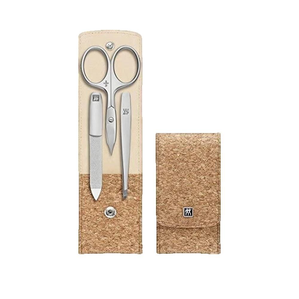 Maniküre-Set mit Etui. Enthält Schere, Feile und Pinzette. Kork-Optik. Logo auf Etui.