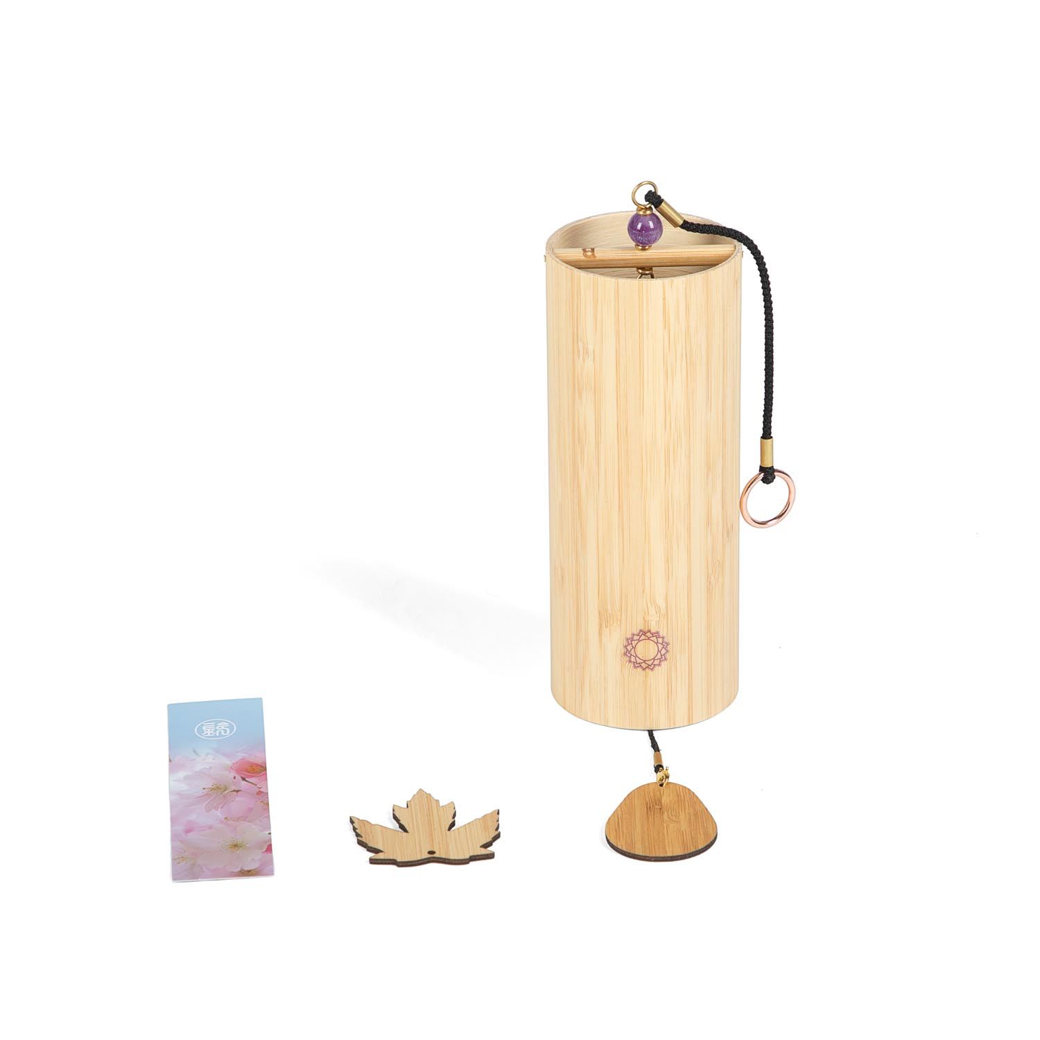 Klangspiel aus Bambus mit Holzblatt, Karte und Holzblüte. Lila Chakra-Symbol. Amethyst-Kugel. Schwarze Schnur.