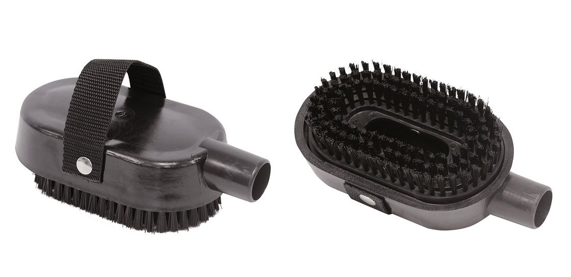 Schwarze Ersatz-Kardätsche mit Griffschlaufe und Anschluss. Borstenbürste für Pferdestaubsauger.