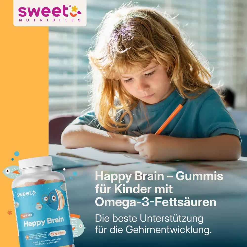 Kind schreibt am Tisch. Flasche mit Gummibärchen im Vordergrund. Blaues Etikett mit Produktname und Text. Happy Brain – Gummis für Kinder mit Omega-3-Fettsäuren.