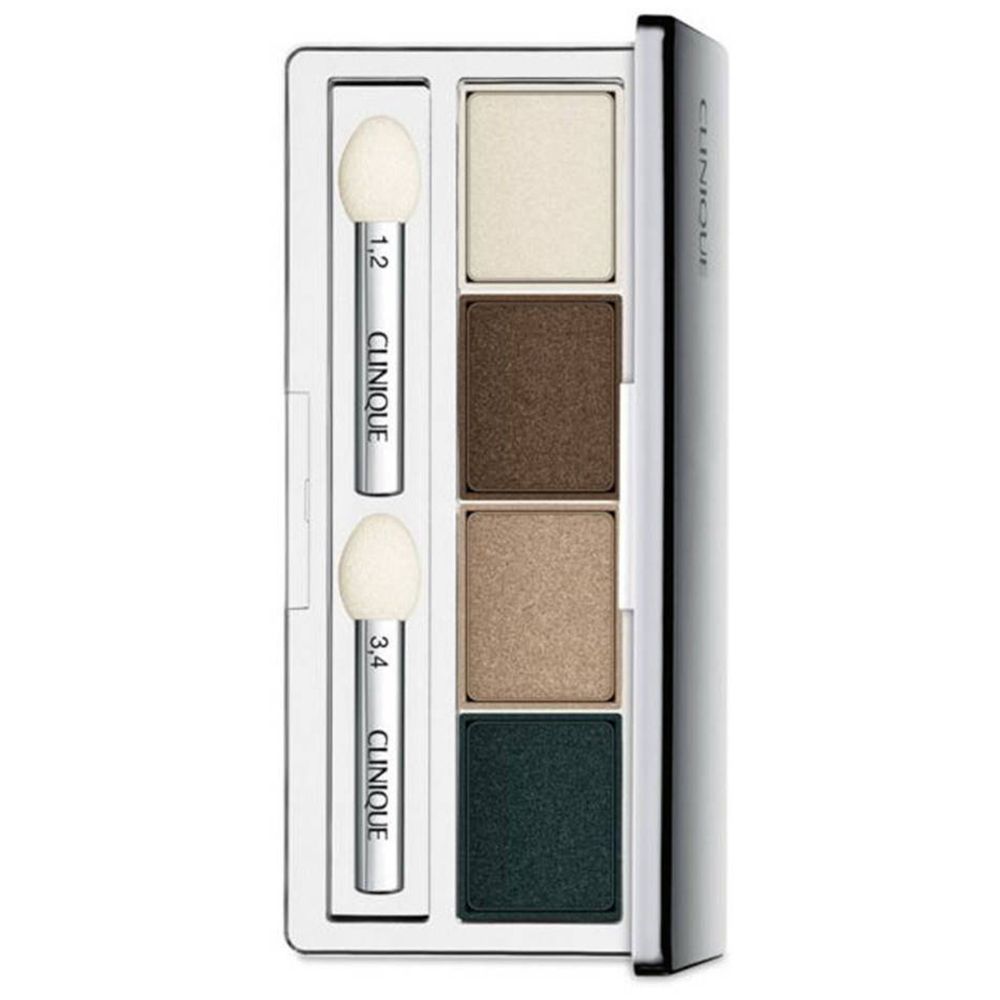 Lidschatten-Palette mit vier Farbtönen und zwei Applikatoren. Aufschrift: CLINIQUE. Silberfarbenes Gehäuse.