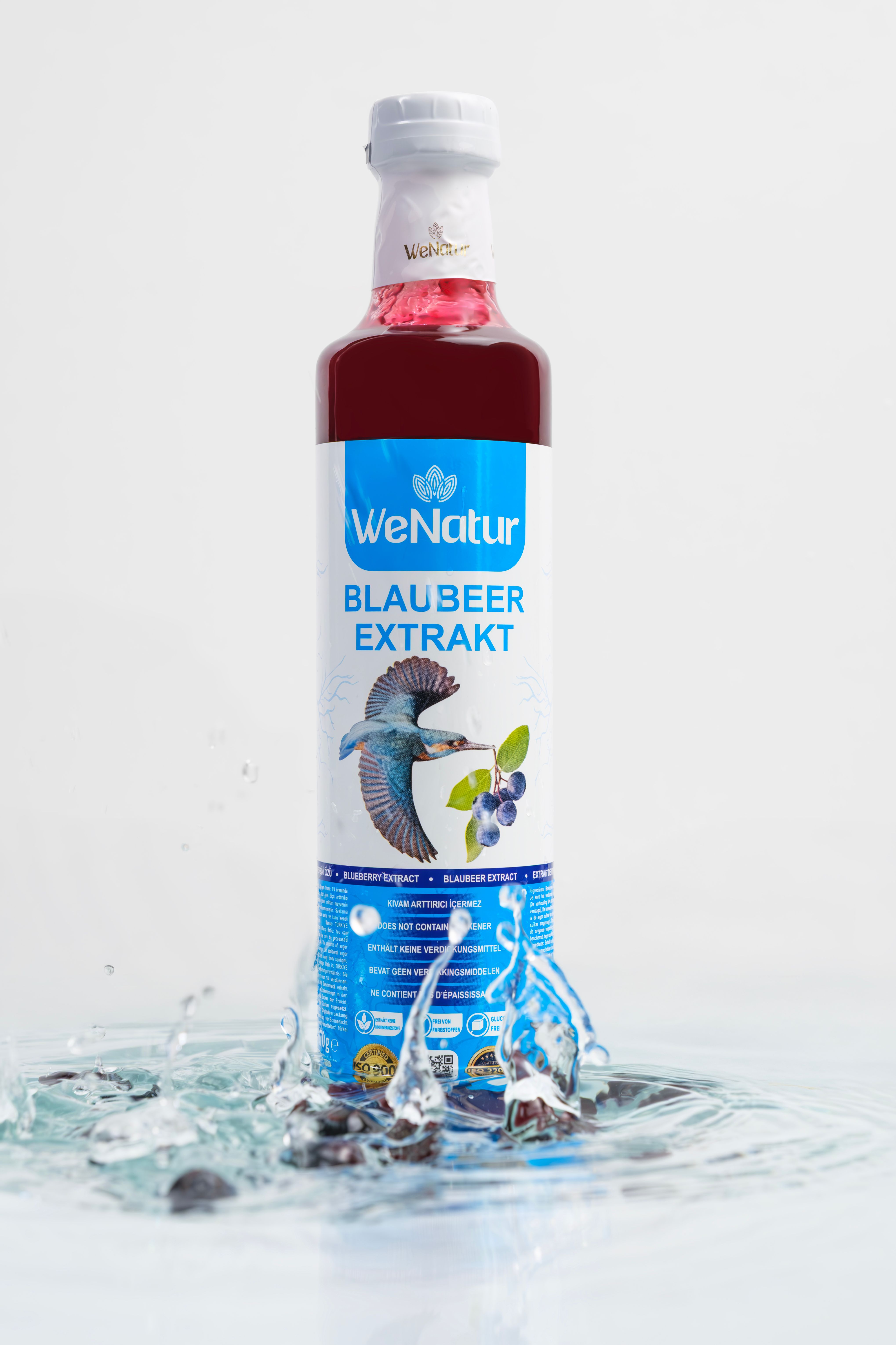 WeNatur Blaubeer Extrakt Flasche mit Wasserspritzern.