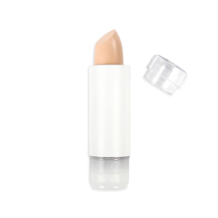 Weißer Concealer-Stick mit heller Spitze. Transparenter Deckel daneben. Produktname nicht sichtbar.