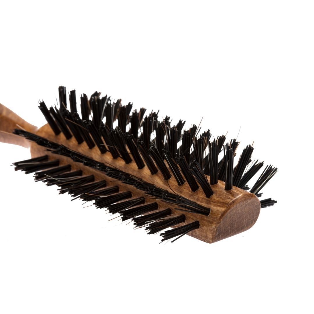Haarbürste mit Holzgriff. Borsten Rosshaar/Nylon Mix. Braunes Buchenholz. Nahaufnahme der Borsten. Rechteckige Form.