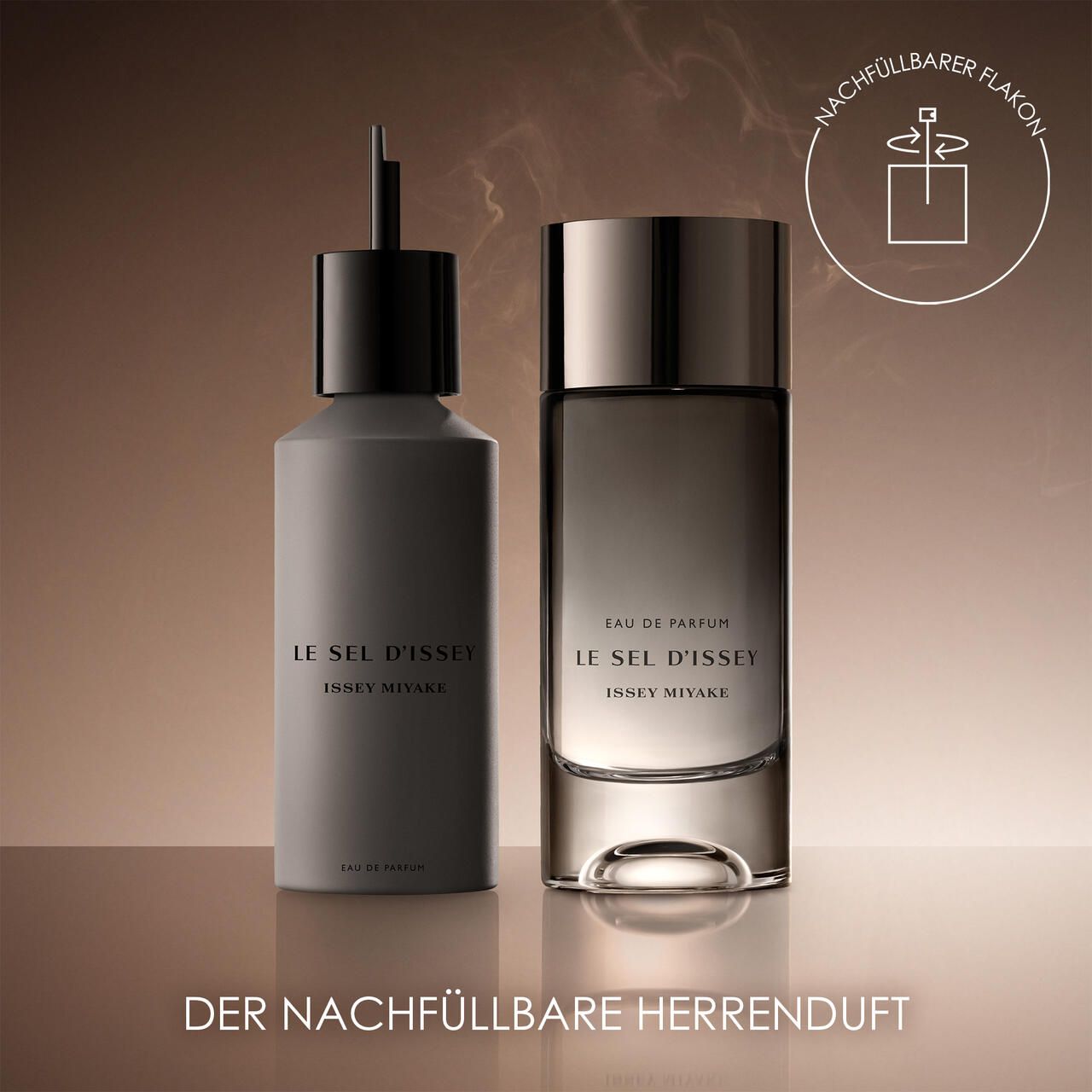 Zwei Flakons, einer zum Nachfüllen. Aufschrift: Le Sel d'Issey, Issey Miyake. Nachfüllbarer Flakon.
