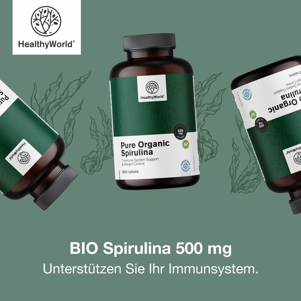 Drei Dosen Spirulina 500 mg vor grünem Hintergrund.