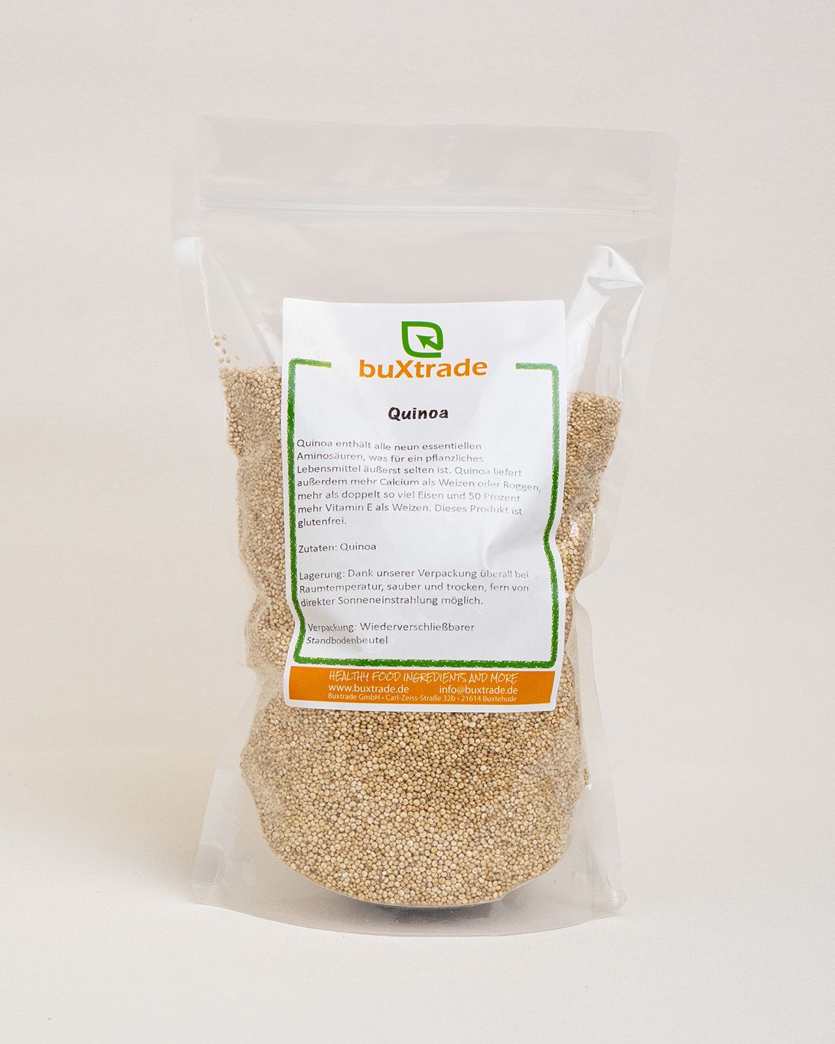 Transparente Verpackung mit buXtrade Quinoa. Auf der Verpackung befindet sich ein Etikett mit Produktinformationen.