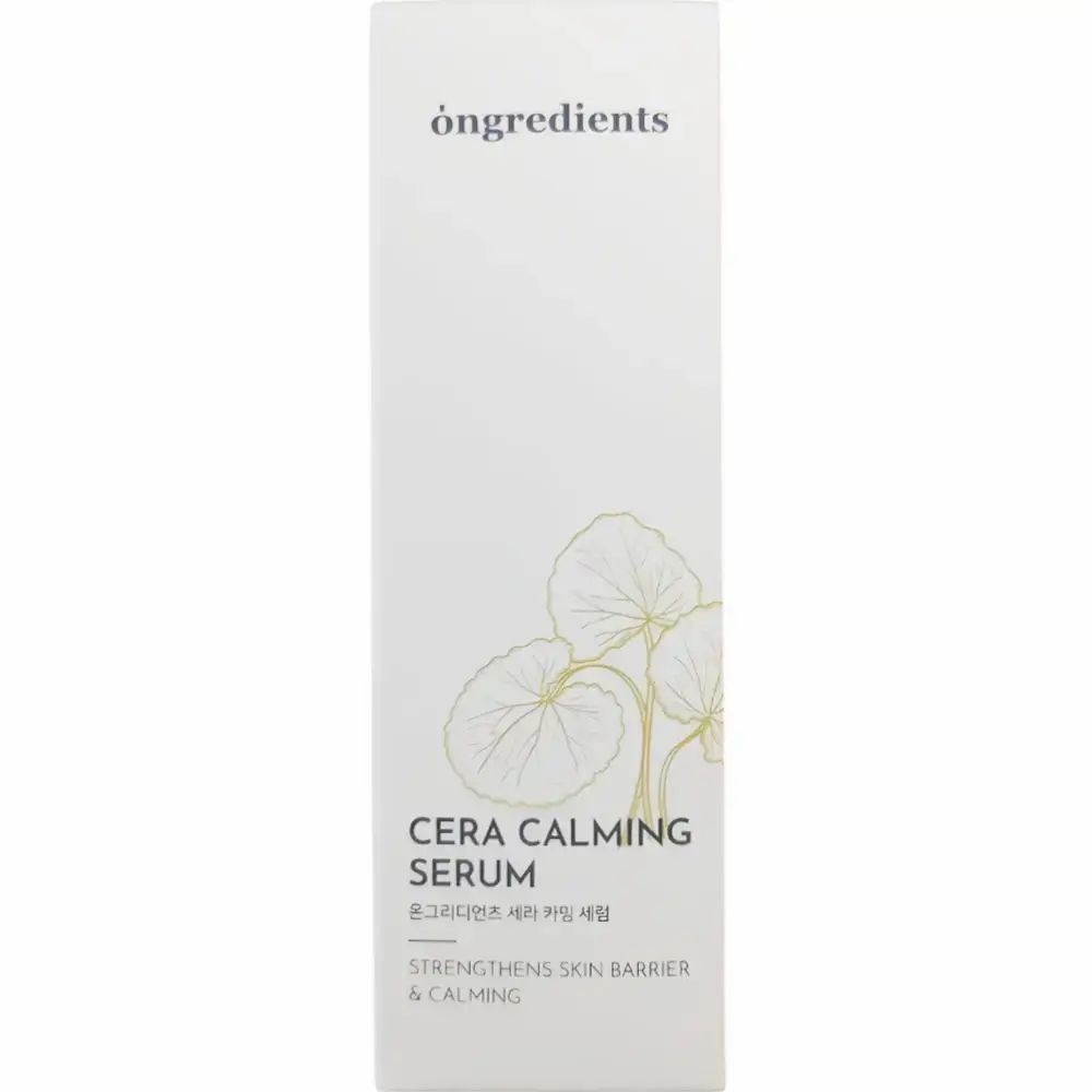 Verpackung von Gesichtspflegeserum. Aufschrift: Ongredients, Cera Calming Serum. Weiße Verpackung mit Produktnamen und Logo.