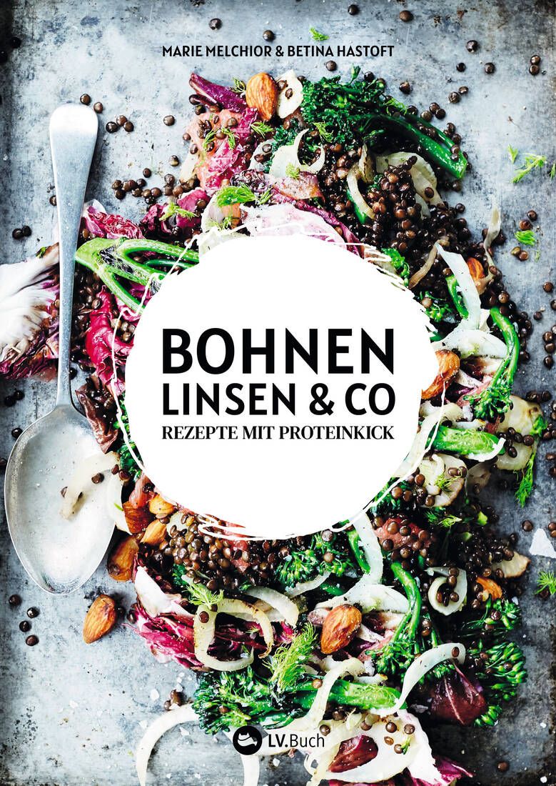 Kochbuch mit dem Titel Bohnen, Linsen & Co. Rezepte mit Proteinkick. Autoren: Marie Melchior & Betina Hastoft. Auf einem Tablett mit Linsen und Gemüse.