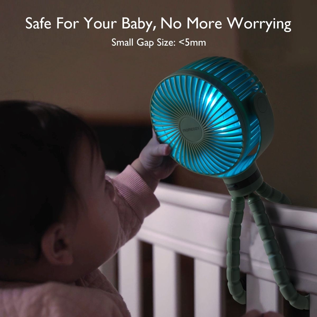 Tragbarer Ventilator mit blauem Licht. Kind berührt den Ventilator. Text: Safe For Your Baby, No More Worrying. Kleiner Spalt.