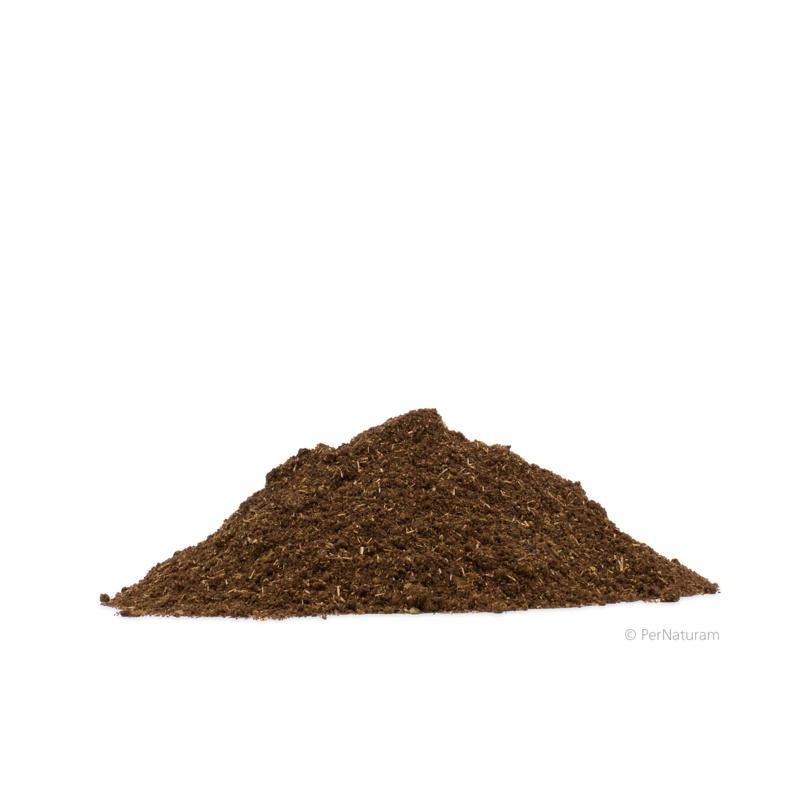 Haufen aus braunem Pulver. Im Hintergrund ist ein weißer Hintergrund zu sehen.