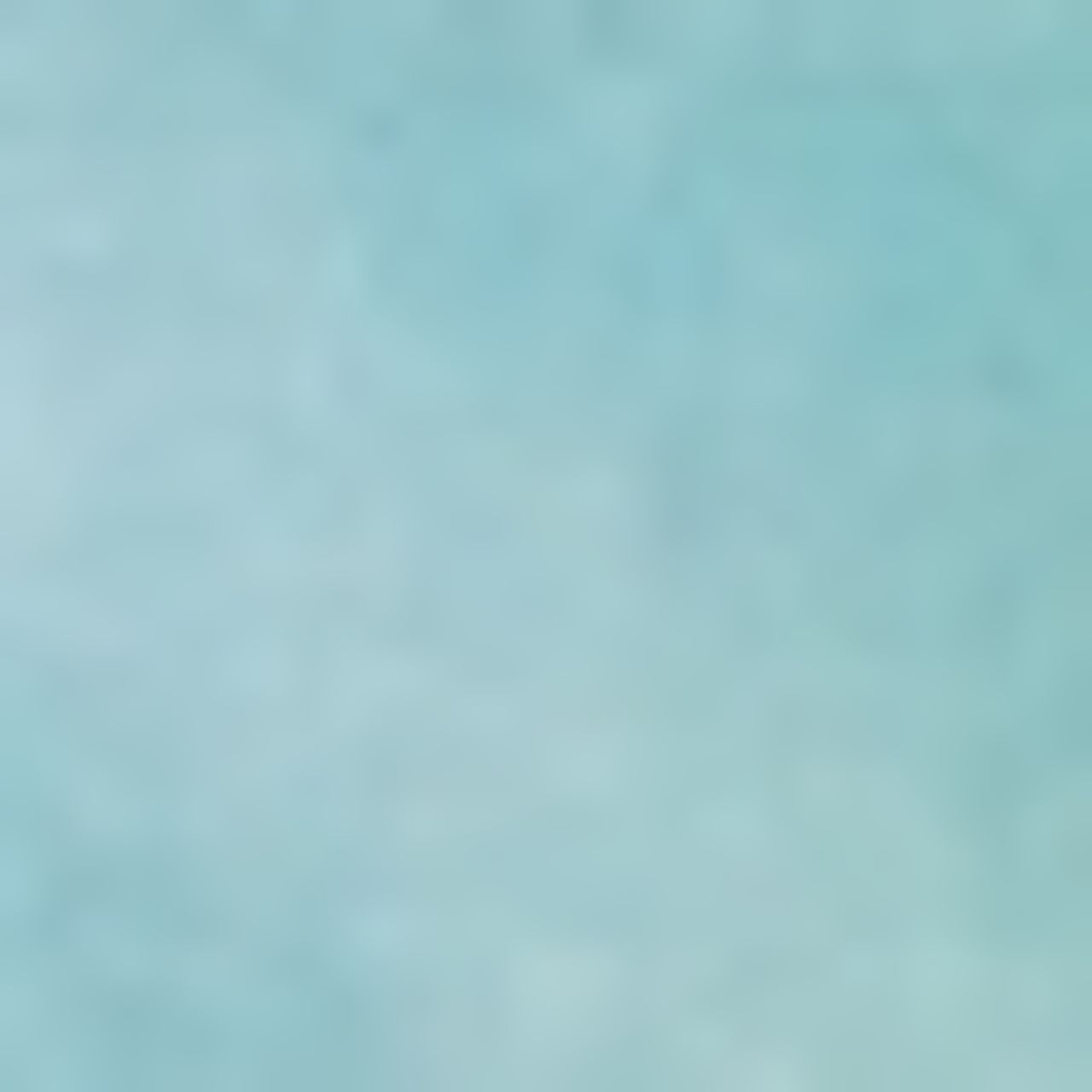 Nahaufnahme eines hellblauen Lidschattens mit Glanzpartikeln.