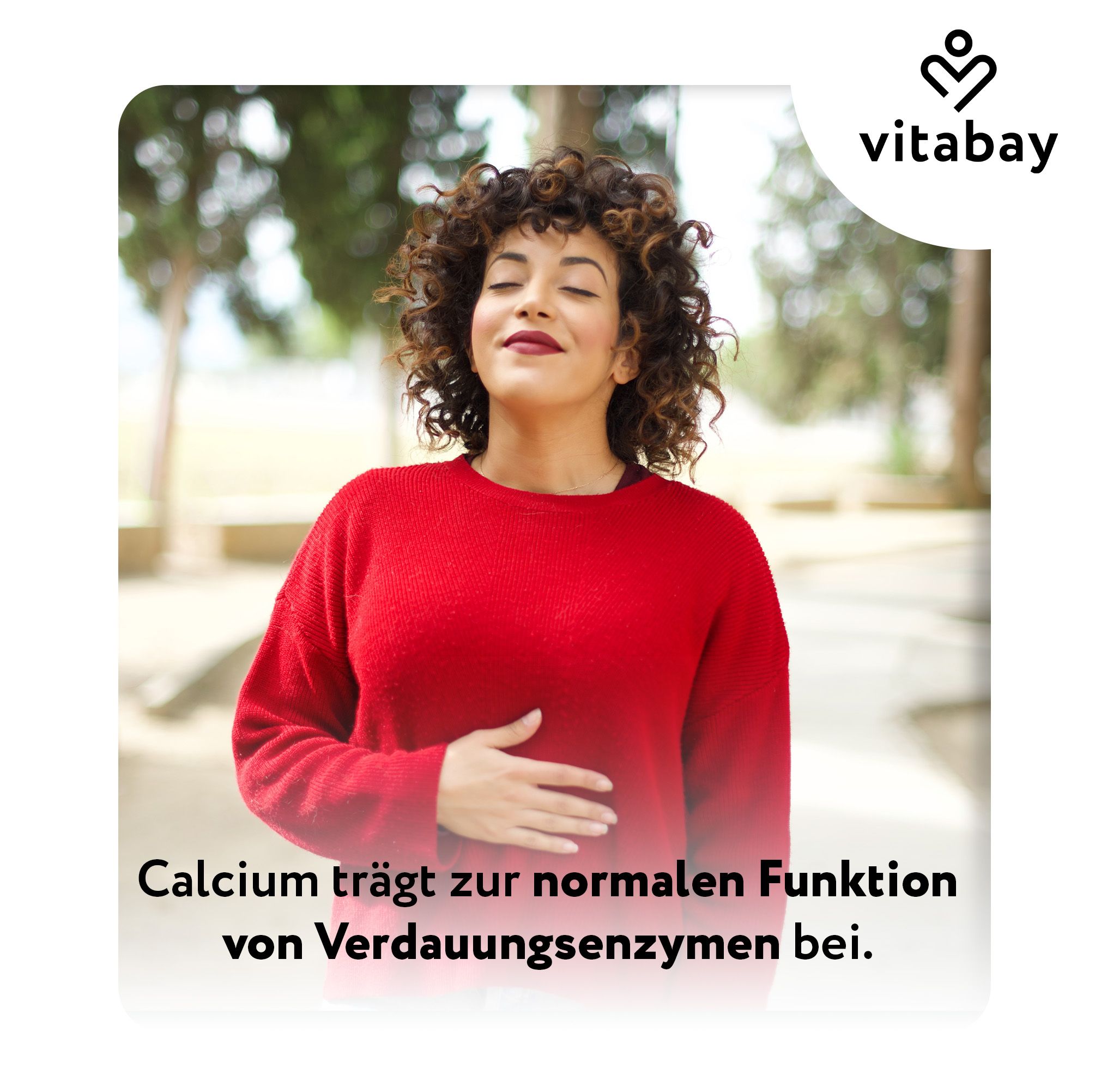 Frau mit rotem Pullover. Text: Calcium trägt zur normalen Funktion von Verdauungsenzymen bei. Vitabay Logo.