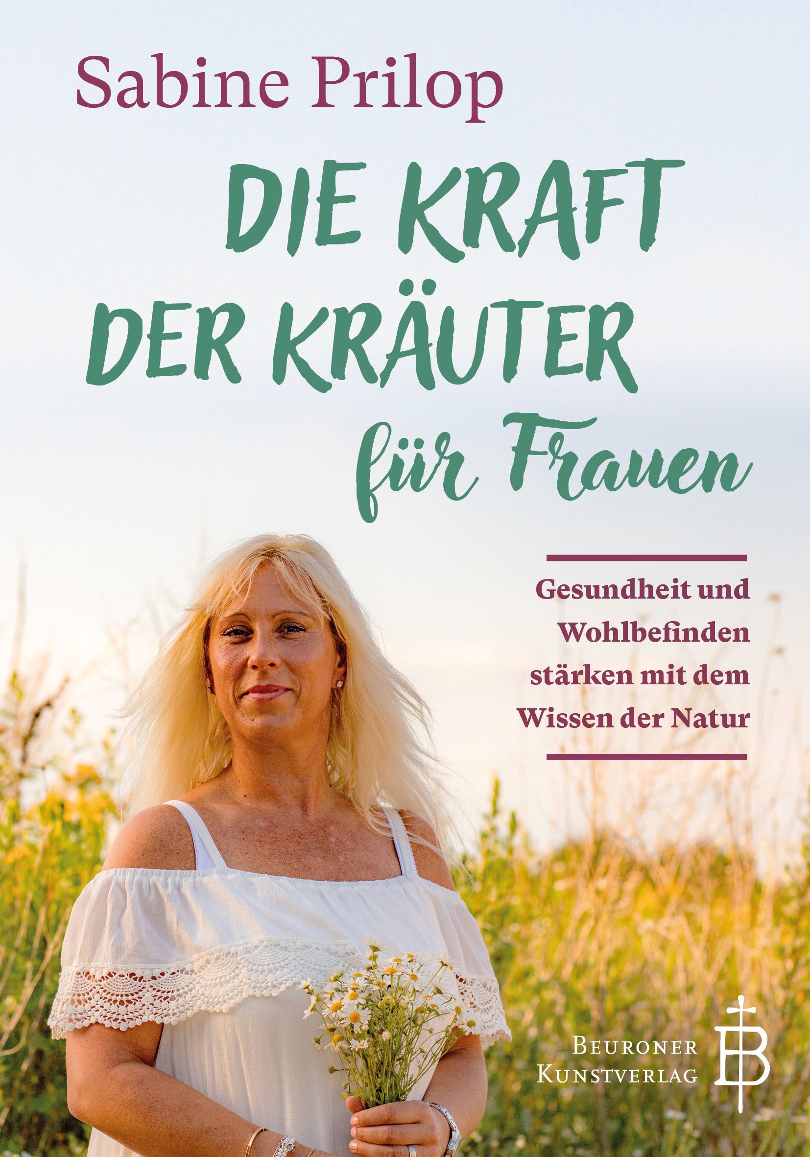 Buchcover: "Die Kraft der Kräuter für Frauen" von Sabine Prilop. Frau mit Blumenstrauß vor Naturhintergrund.