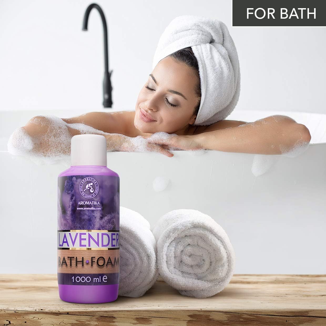 Frau in Badewanne mit Handtuch auf dem Kopf. Daneben eine violette Flasche mit weißem Deckel. Aufschrift: AROMATIKA, LAVENDER BATH FOAM, 1000 ml e.