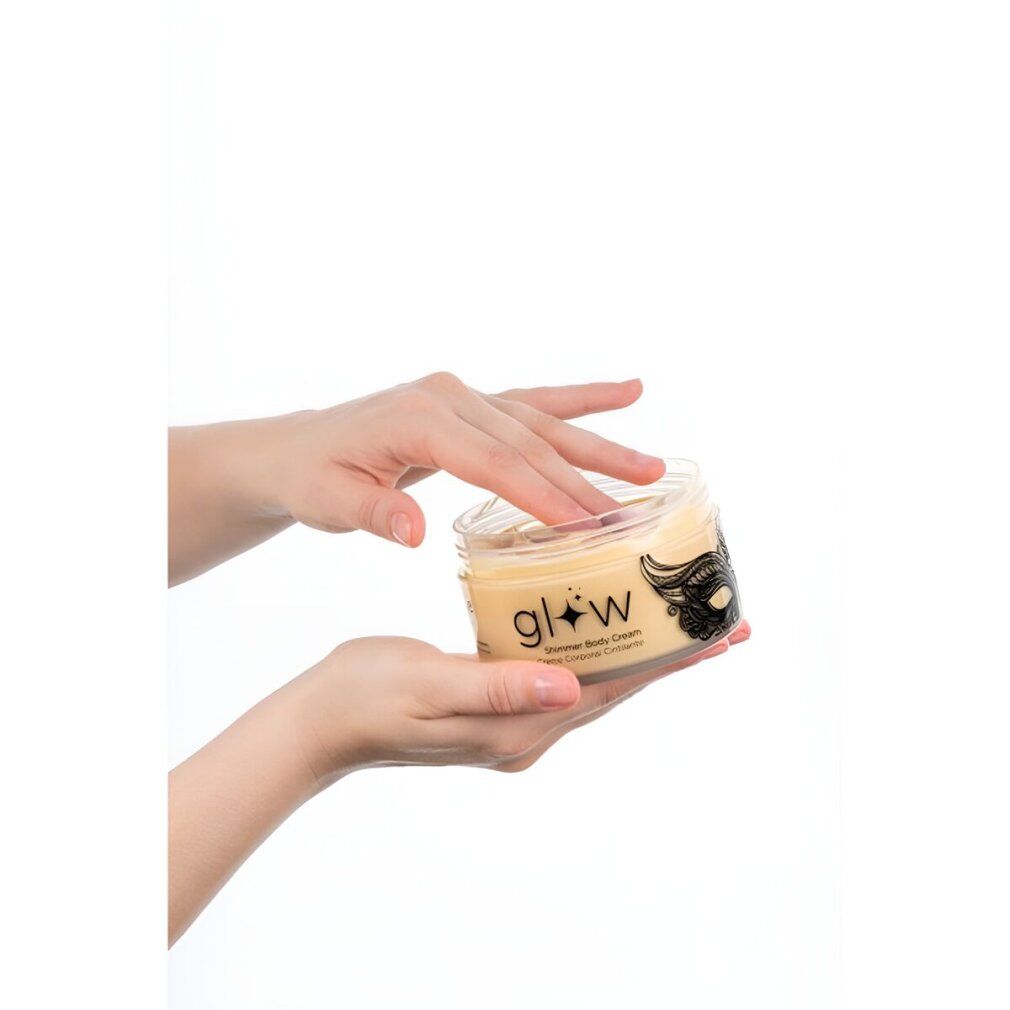 Hände halten einen Behälter mit goldfarbenem Deckel. Aufschrift "glow Shimmer Body Cream".