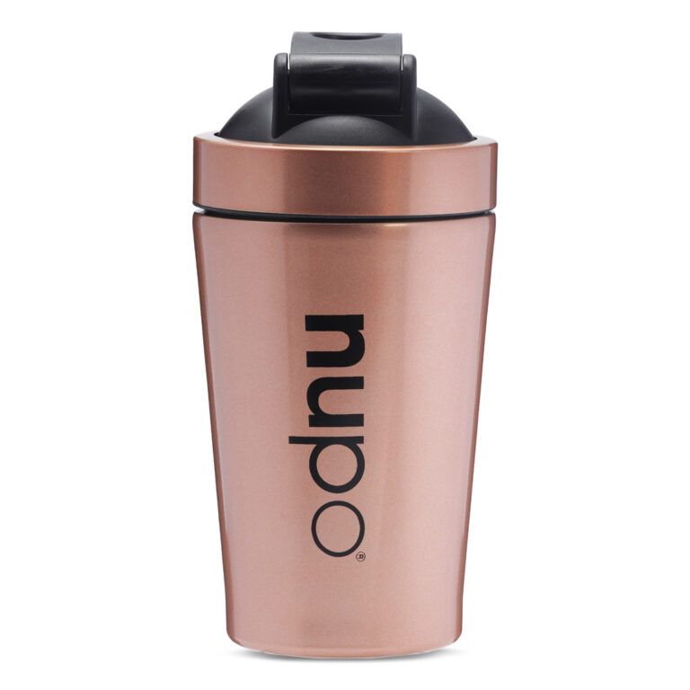 Kupferfarbener Shaker mit schwarzem Deckel. Aufschrift "nupo".