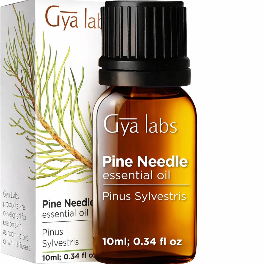 Braune Glasflasche mit Kiefernnadel-Öl in Verpackung. Text: Gya Labs, Pine Needle essential oil.