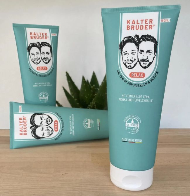 Mehrere Kalter Bruder Kühlgel Tuben, eine im Fokus. "RELAX"-Schriftzug und dermatologische Testsichtbar.