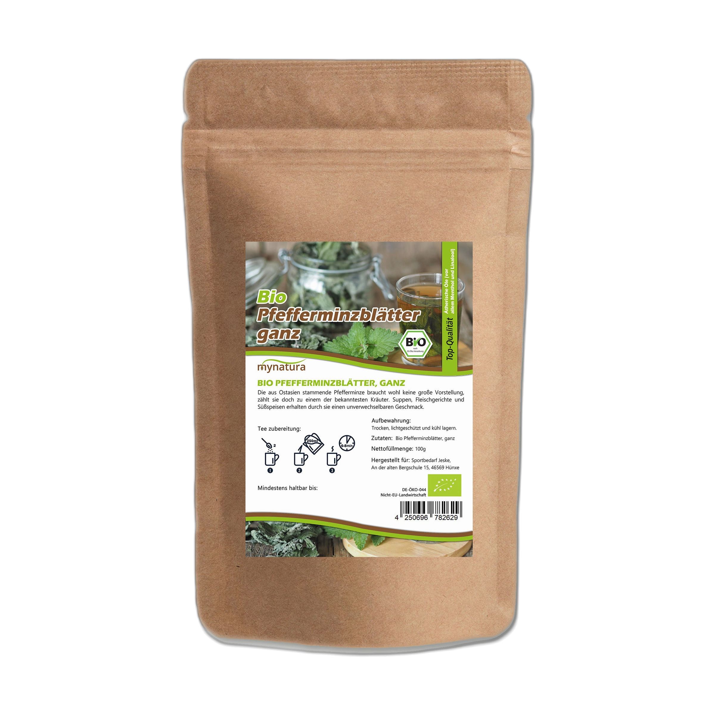 Braune Papiertüte mit Bio-Pfefferminzblättern. Enthält ein Etikett mit Produktinformationen und Bio-Siegel.