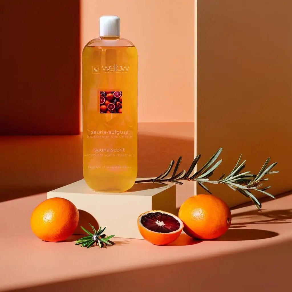 Wellow Sauna-Aufguss Blutorange-Rosmarin. Flasche, Orangen, Rosmarinzweige. Produktetikett, Aufschrift: Sauna-Aufguss, Sauna Scent. Aufschrift: Germany of natural essences.