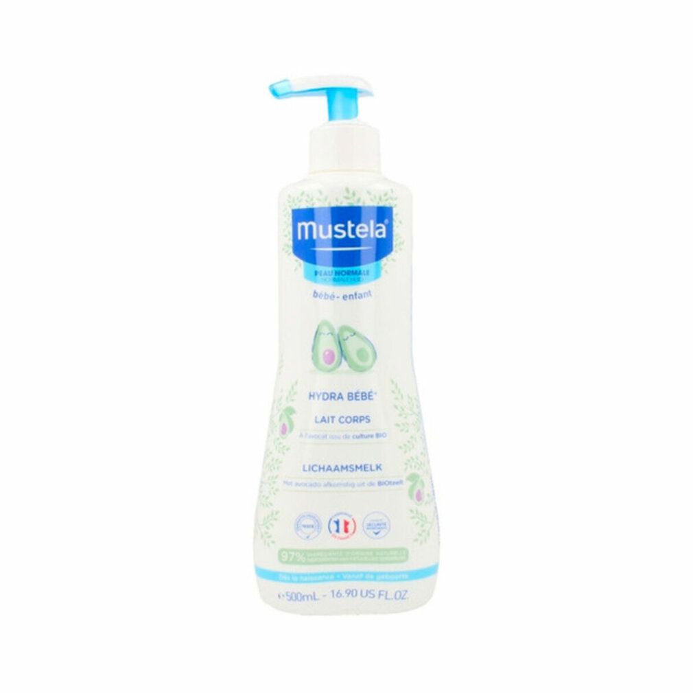 Weiße Flasche mit blauem Pumpkopf. Aufschrift: Mustela, Hydra Bébé Lait Corps. Abbildung von Avocados. Text in mehreren Sprachen.