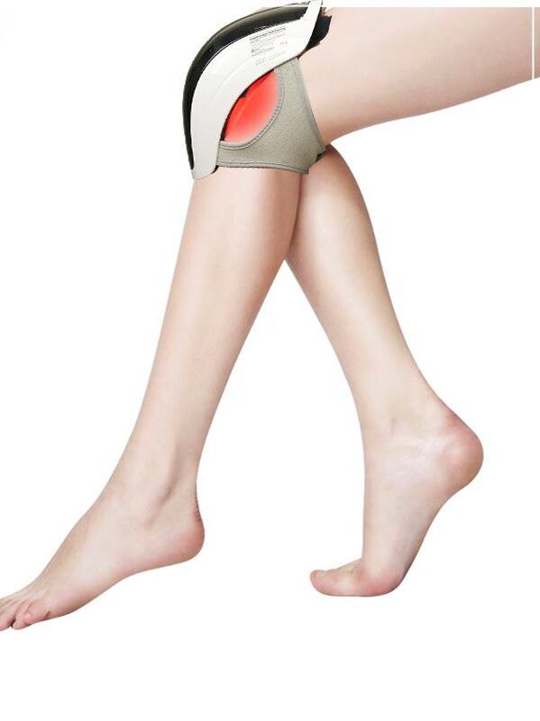 Beine mit Kniebandage. Gerät am Knie mit rotem Licht. Graue Bandage.