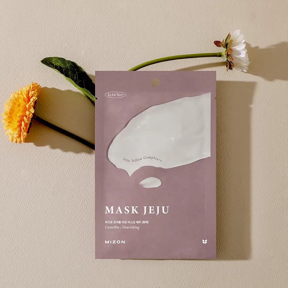 MIZON Joyful Time Mask Jeju Camelia, verpackt. Rosa Verpackung mit Maske. Blumen als Dekoration.