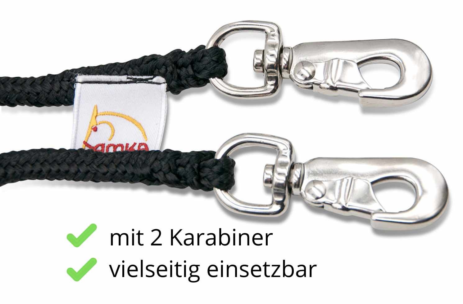 Nahaufnahme von zwei Karabinerhaken an schwarzen Seilen. Text: mit 2 Karabiner.