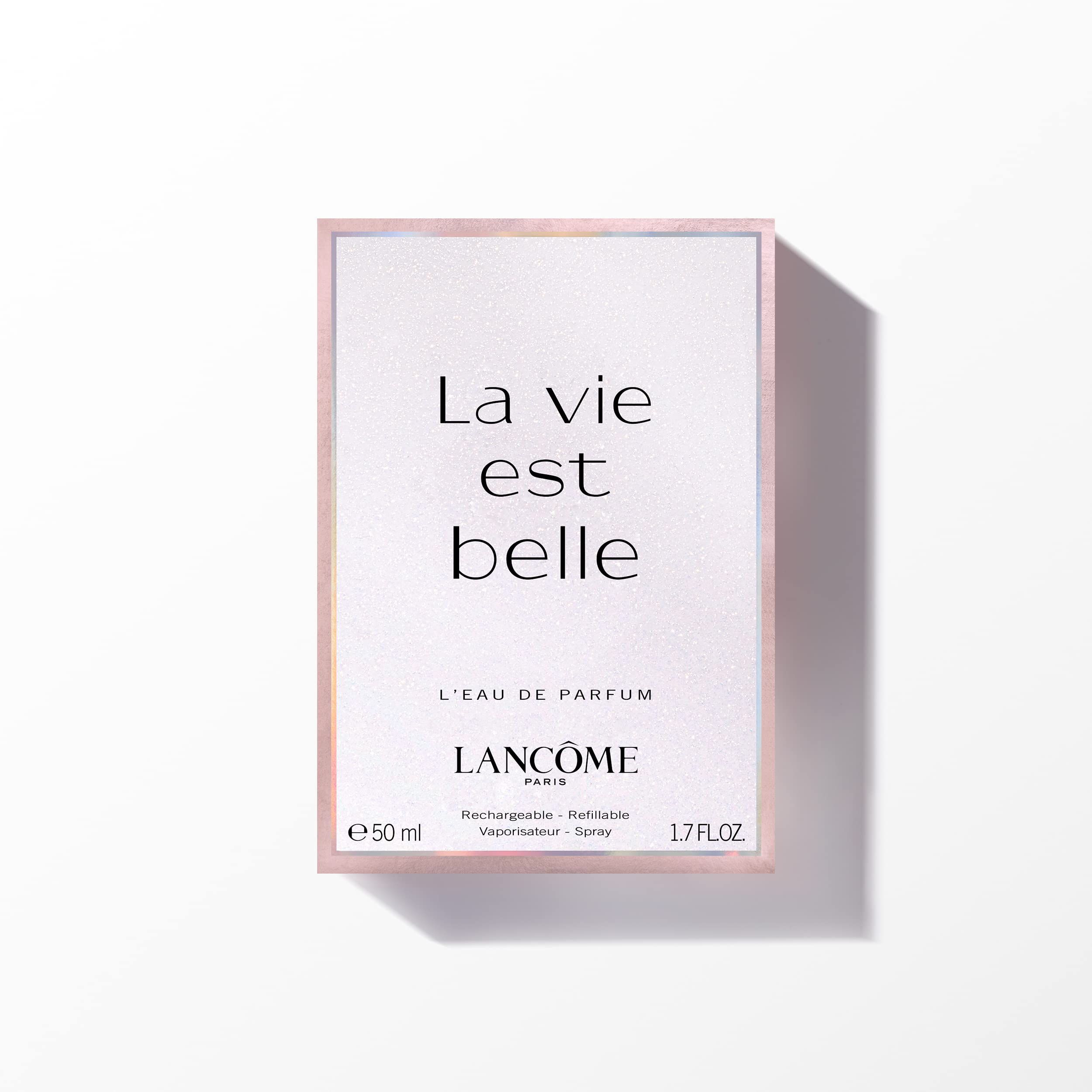 Verpackung mit Text: La vie est belle, L'Eau de Parfum, LANCÔME, 50 ml, 1.7 FL.OZ. Auf weißem Hintergrund.