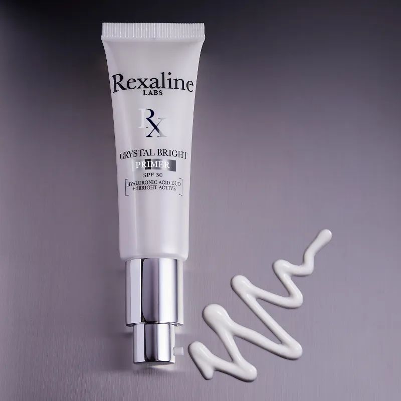 Creme-Tube Rexaline Crystal Bright Primer SPF30. Produkt und Creme-Strähne.