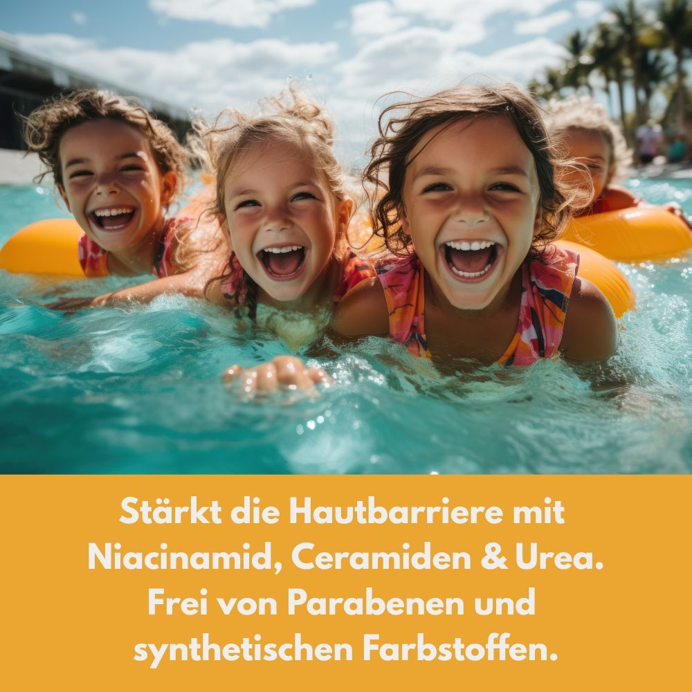 Kinder im Pool. Text: Stärkt die Hautbarriere mit Niacinamid, Ceramiden & Urea. Frei von Parabenen und synthetischen Farbstoffen.