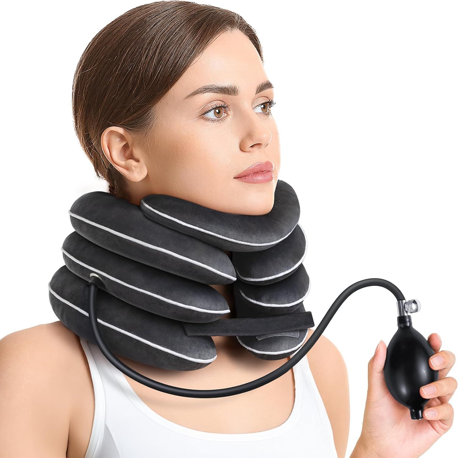 Aufblasbares Nackenkissen mit Pumpe zur Traktion, schwarz mit weißen Akzenten.