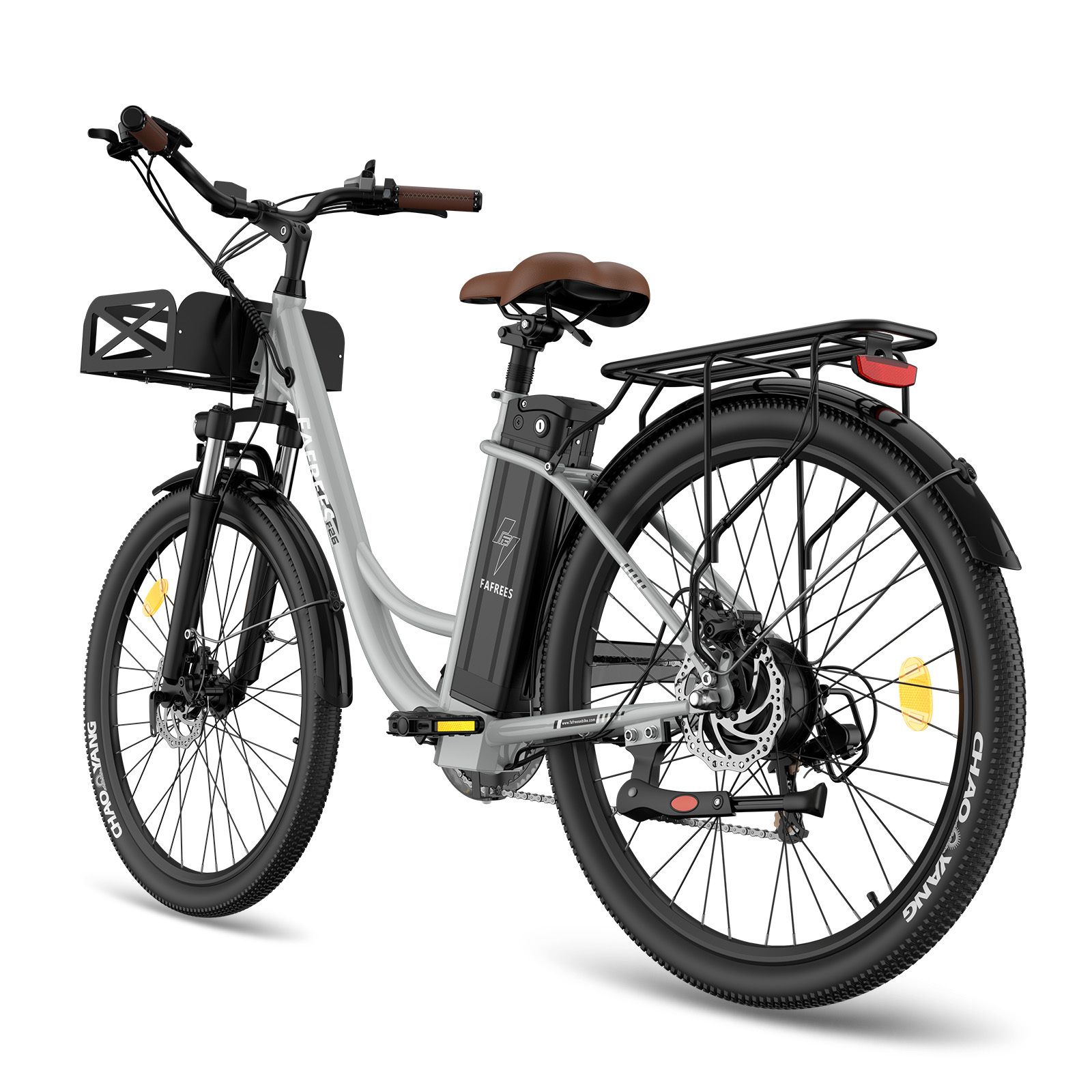 Elektrisches Fahrrad, silberner Rahmen, brauner Sattel und Lenkergriffe, schwarze Reifen, Korb vorne, Gepäckträger hinten.