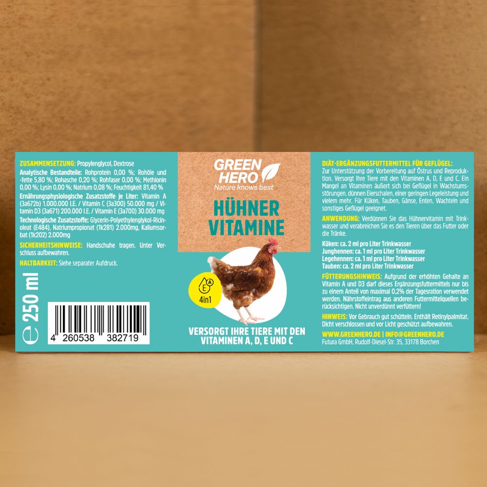 Produktetikett mit Inhaltsstoffen, Anwendungshinweisen und Herstellerinformationen. Text: Green Hero Hühner Vitamine.