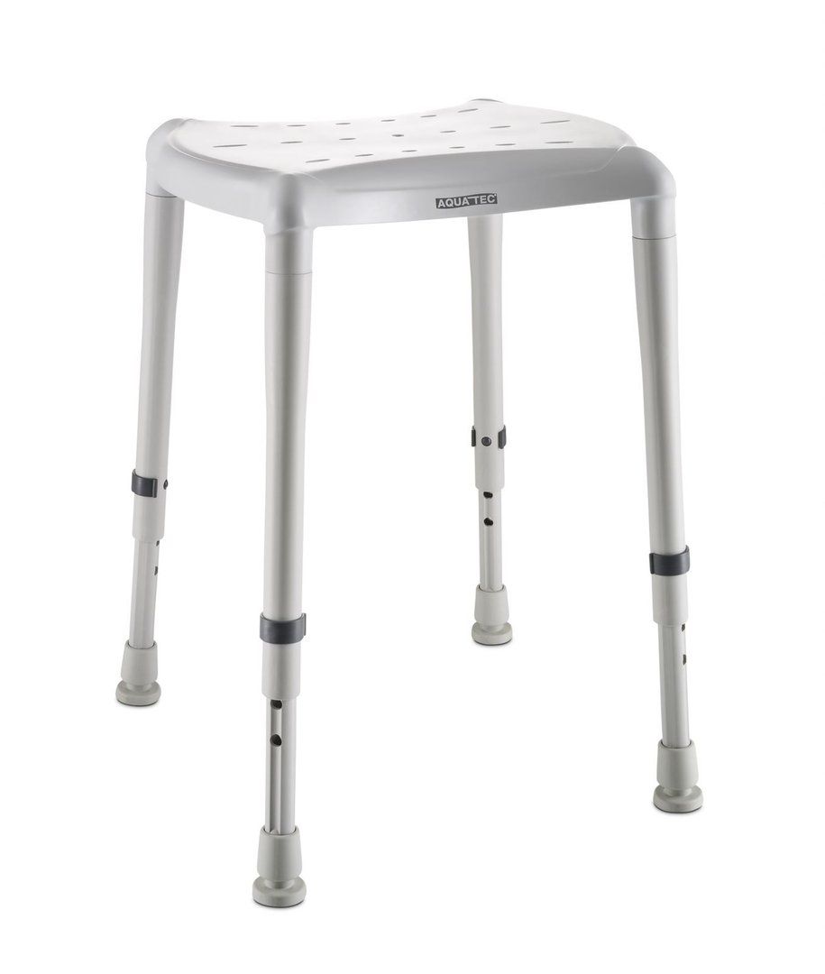Rechteckiger Duschhocker mit weißer Sitzfläche und höhenverstellbaren Beinen. AQUATEC-Logo sichtbar. Vier Beine mit rutschfesten Gummifüßen.