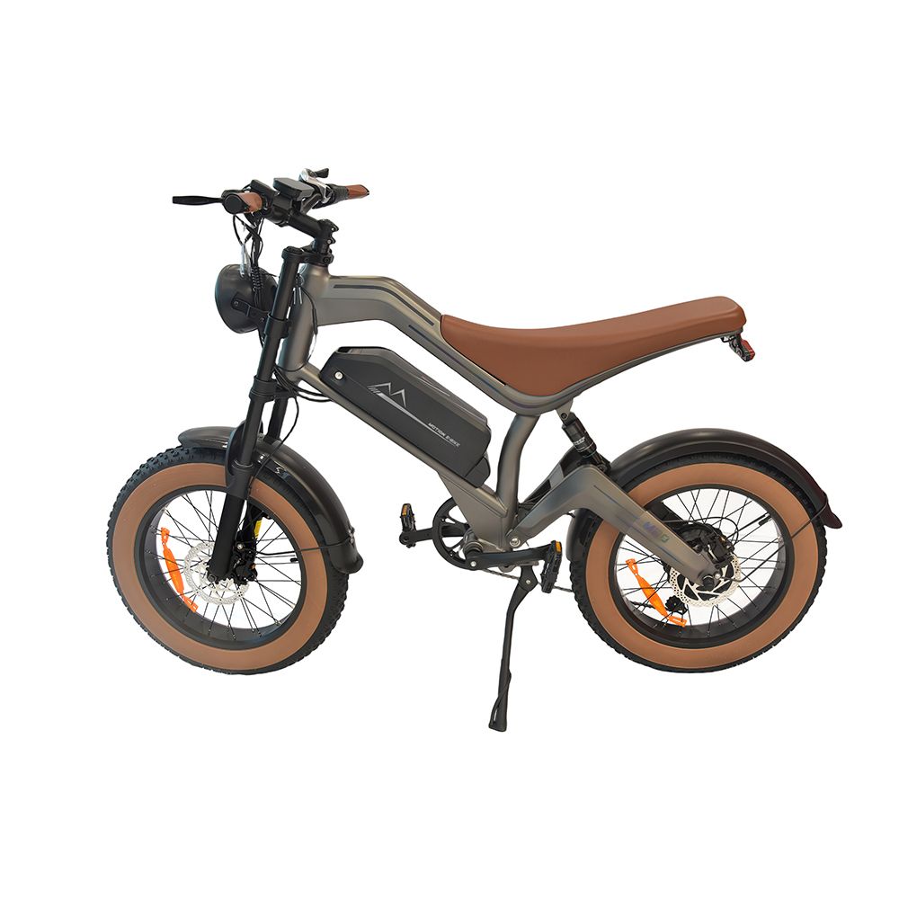 Graue Elektrodirtbike mit braunem Sattel und Reifen. Schwarze Details, Scheinwerfer und Ständer. Auf weißem Hintergrund.