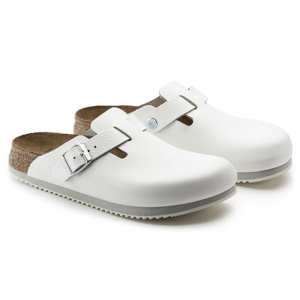 Zwei weiße Clogs nebeneinander. Schnallen und grauer Rand sichtbar.