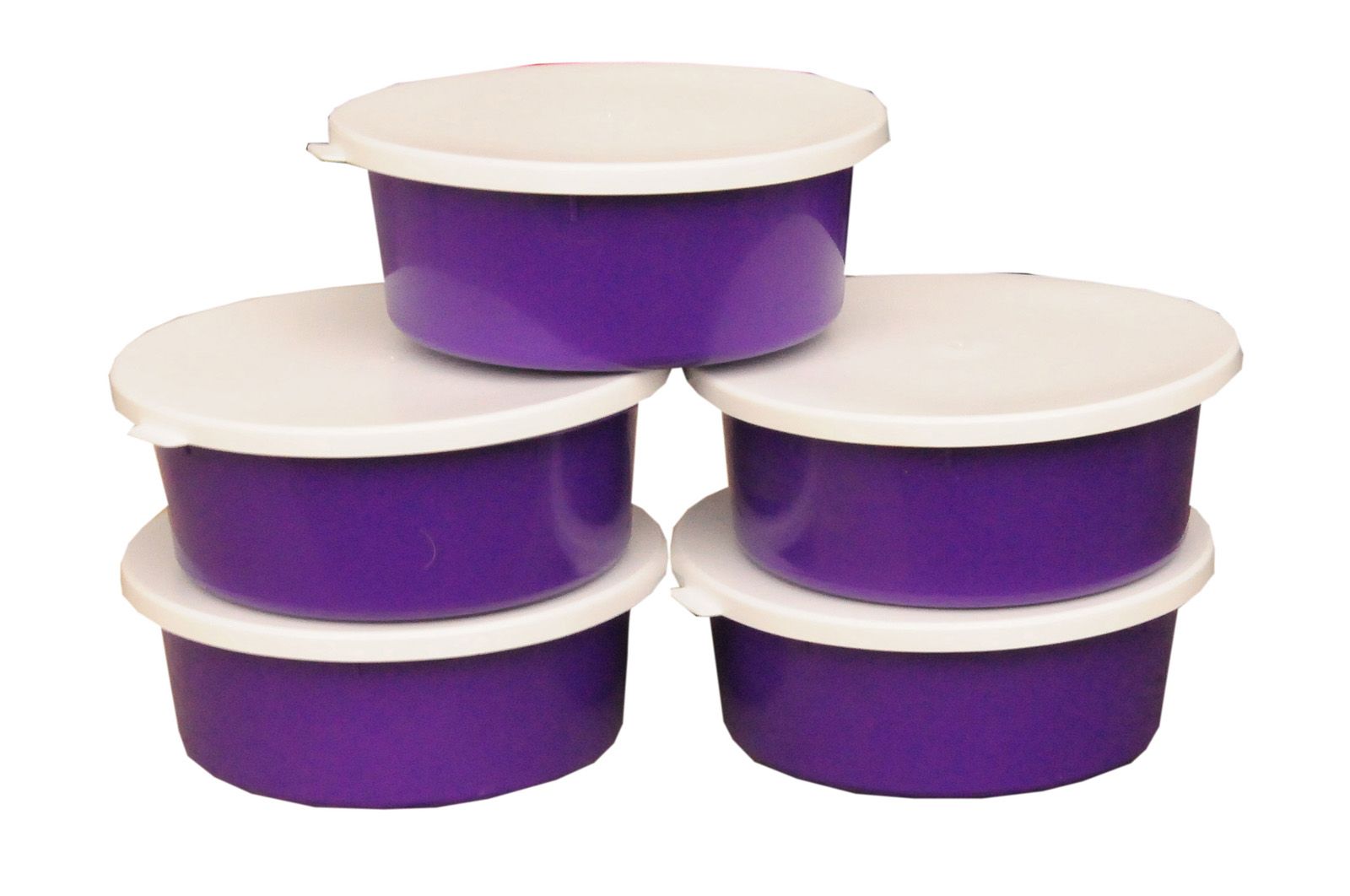 Fünf runde, violette Futterschalen mit weißen Deckeln. Stapelung. Keine weitere Beschriftung.