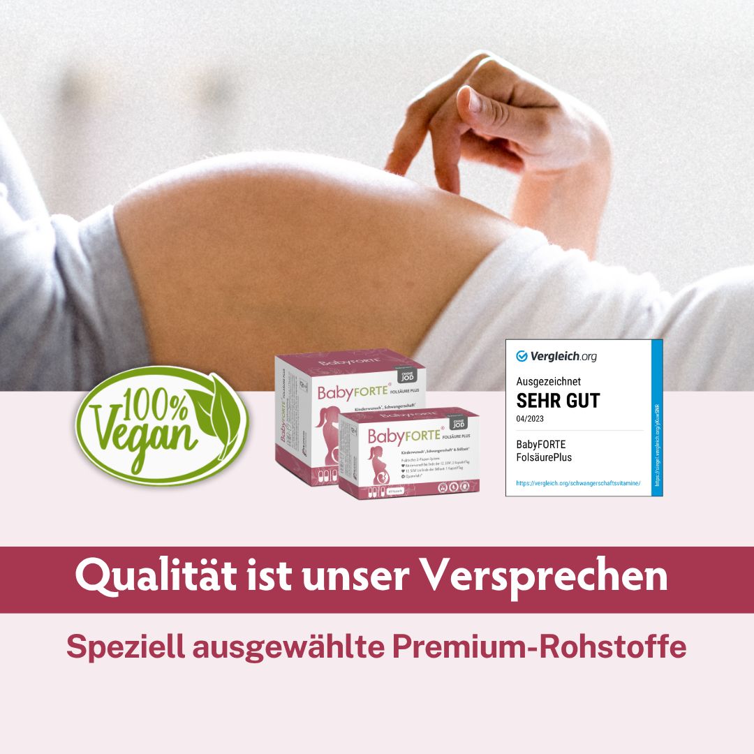 Verpackungen von BabyFORTE Folsäure Plus neben schwangerem Bauch, mit Siegeln '100% Vegan' und 'Sehr Gut'.