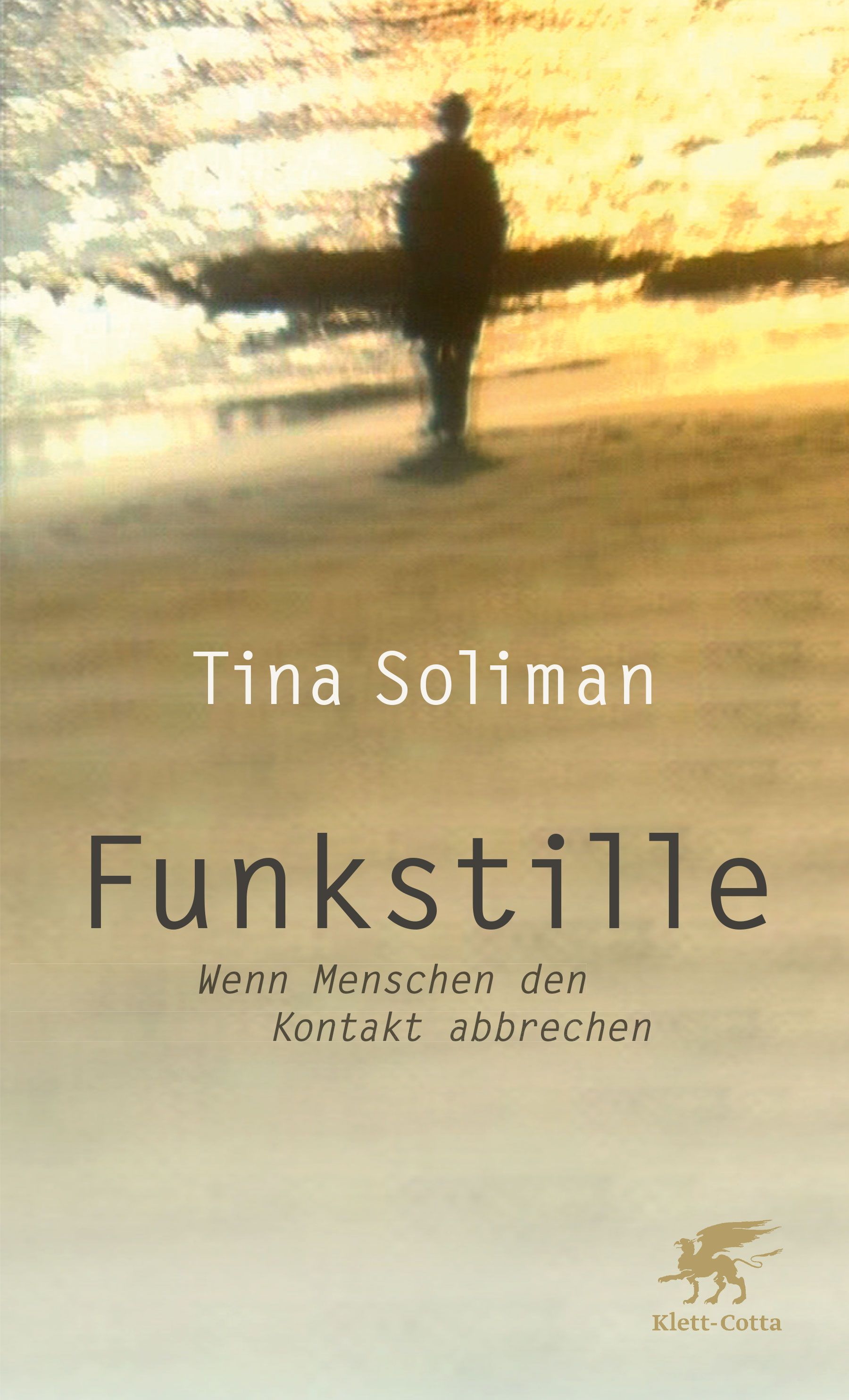 Buchcover mit Person am Strand. Titel: Funkstille. Autorin: Tina Soliman. Verlag: Klett-Cotta.