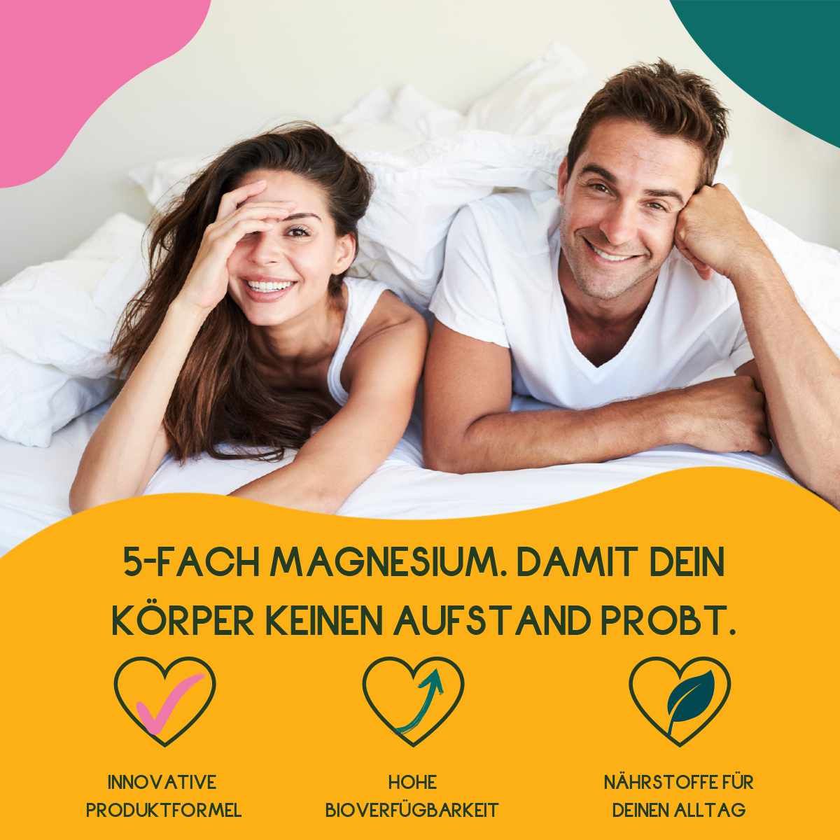 Paar im Bett. Text: 5-fach Magnesium. Innovative Produktformel, hohe Bioverfügbarkeit, Nährstoffe für den Alltag.