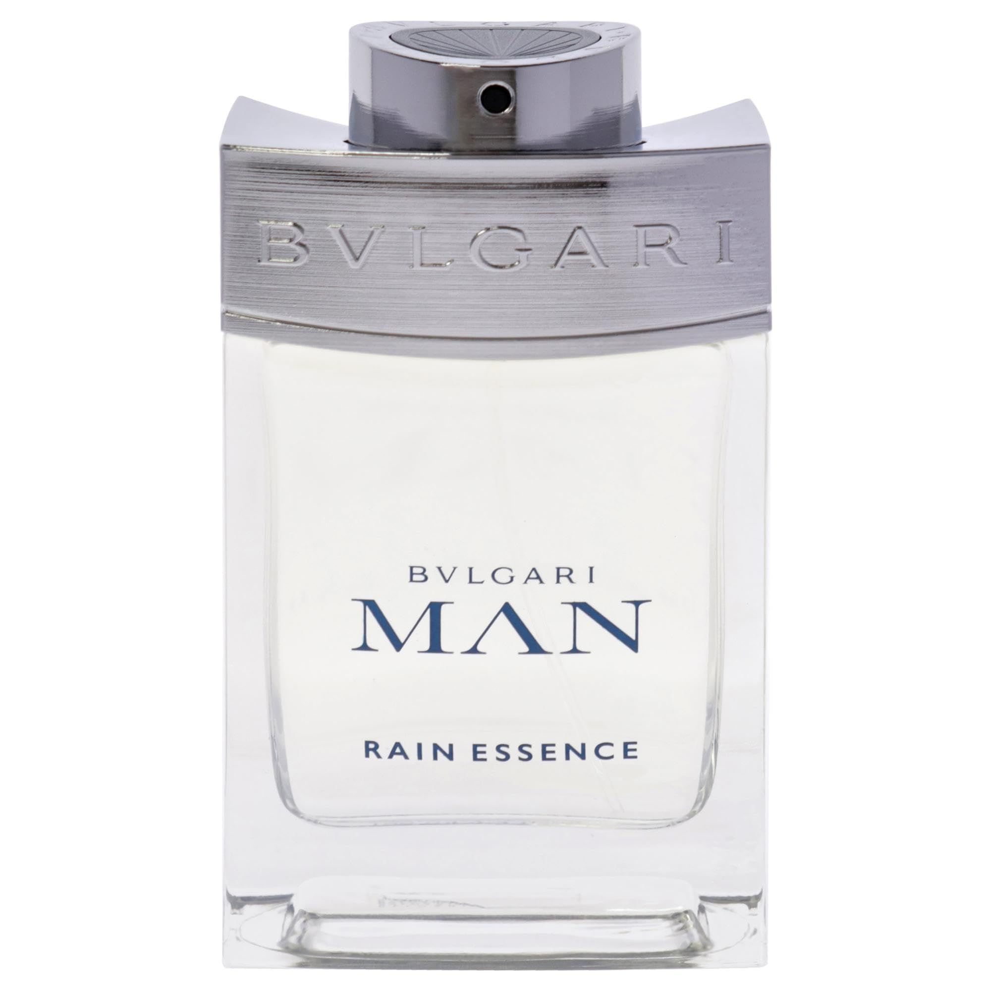Bvlgari Man Rain Essence Eau de Parfum Flakon. Quadratische Form, transparenter Behälter mit silbernem Verschluss.